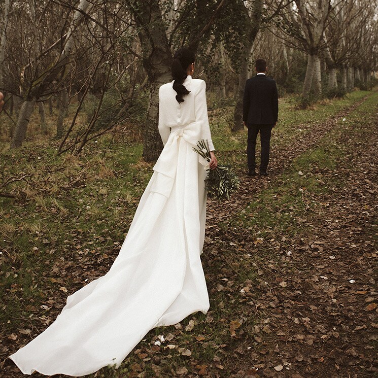 Un vestido con lazada y cuerpo de mohair para la boda de Sara en Navarra