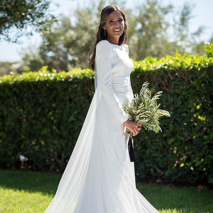 La boda de Mercedes en la Serranía de Ronda con vestido minimalista y velo en la espalda 