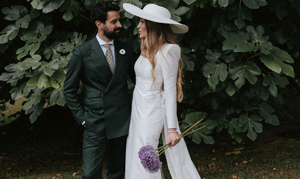 La historia de Ana, la novia del look midi con pamela que cambió Valladolid por Gijón