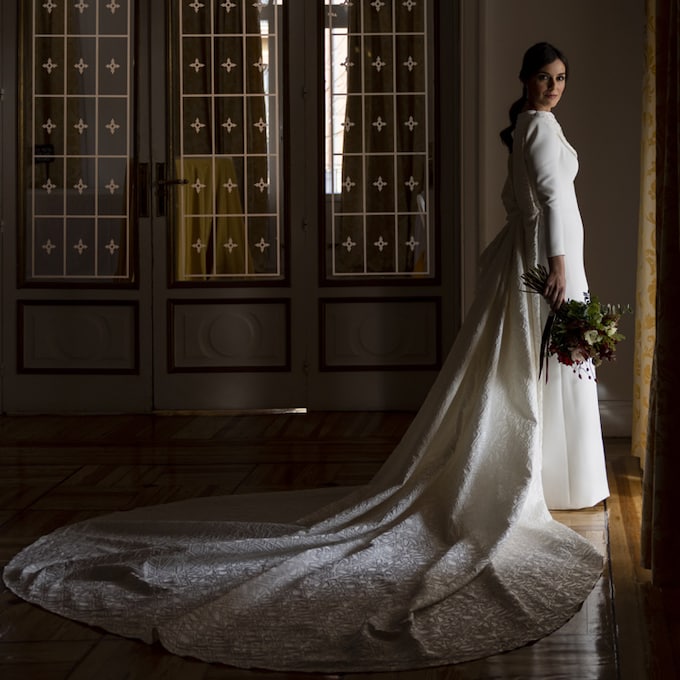 La historia de Mónica, la novia del vestido con cola brocada que se casó en El Escorial