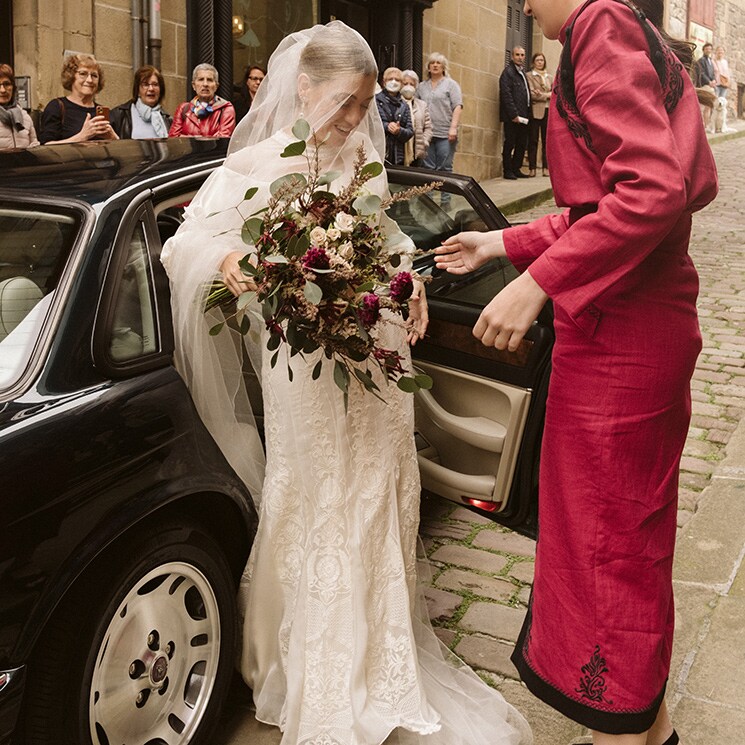 La boda de Ana, la novia del look romántico que se casó entre el País Vasco y Francia