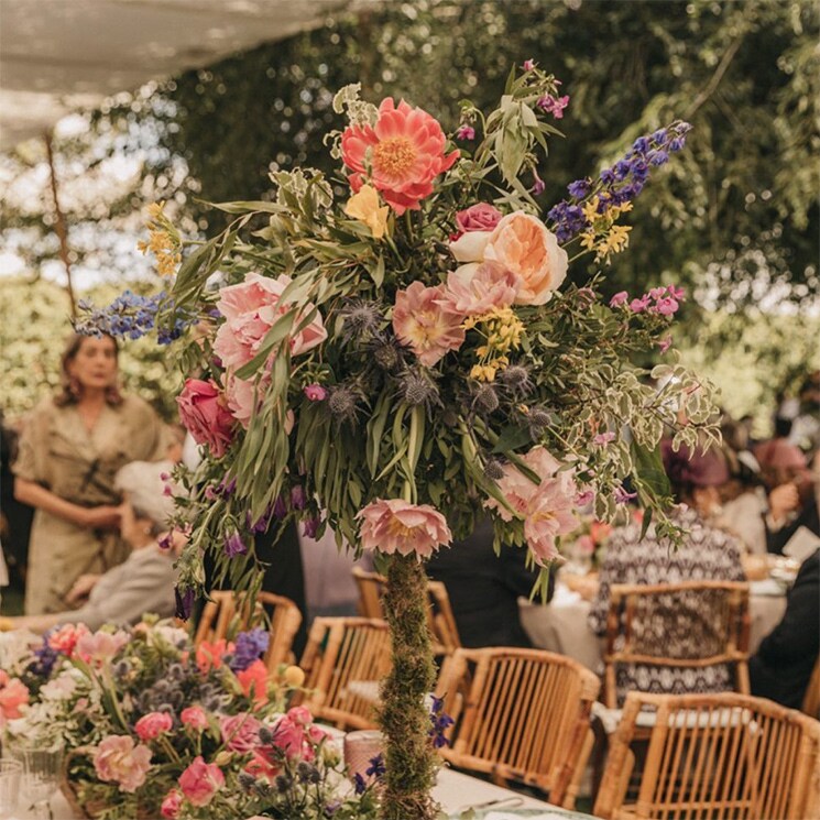 Decora tus mesas nupciales con centros altos y deja a todos boquiabiertos