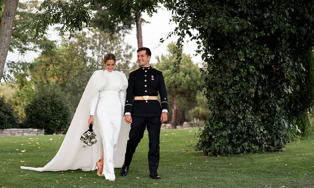 María, la novia andaluza que se casó en Madrid con un elegante vestido con capa