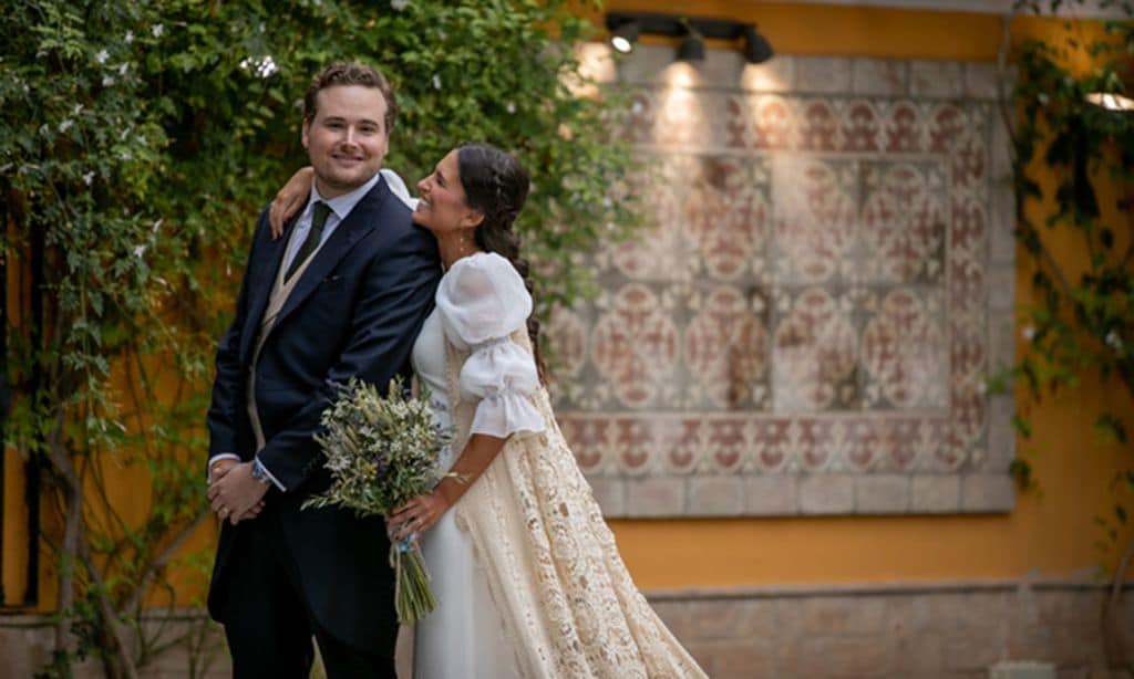 Alejandra, la novia valenciana de las mangas especiales que convirtió una colcha en chaleco