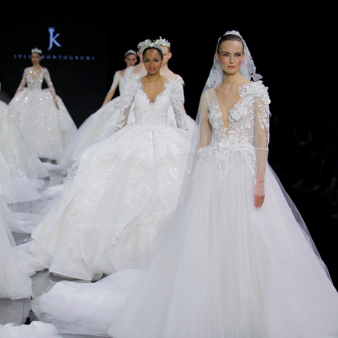 Julia Kontogruni llena de vestidos de princesa y flores en 3D la pasarela