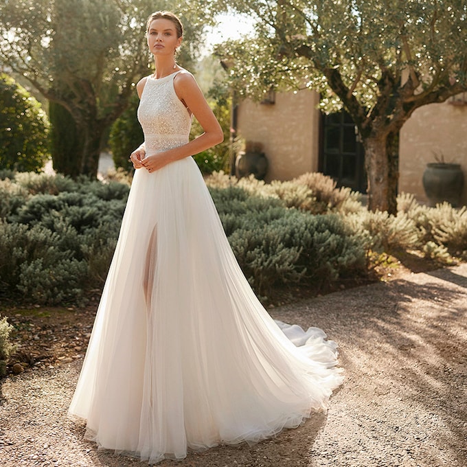 Si te gusta el escote 'halter', ficha estos vestidos de novia para bodas al aire libre