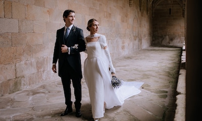La boda en Pontevedra de Sonsoles, la novia del look desmontable con capa, guantes y sobrefalda
