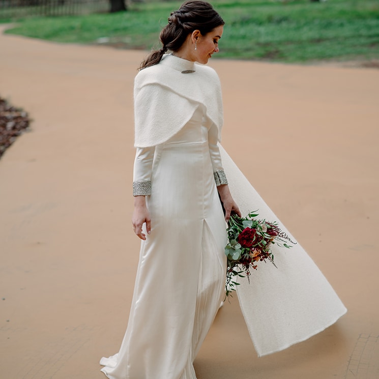 La boda (con lluvia) de Inés, la novia del vestido con capa desmontable que se casó en Madrid