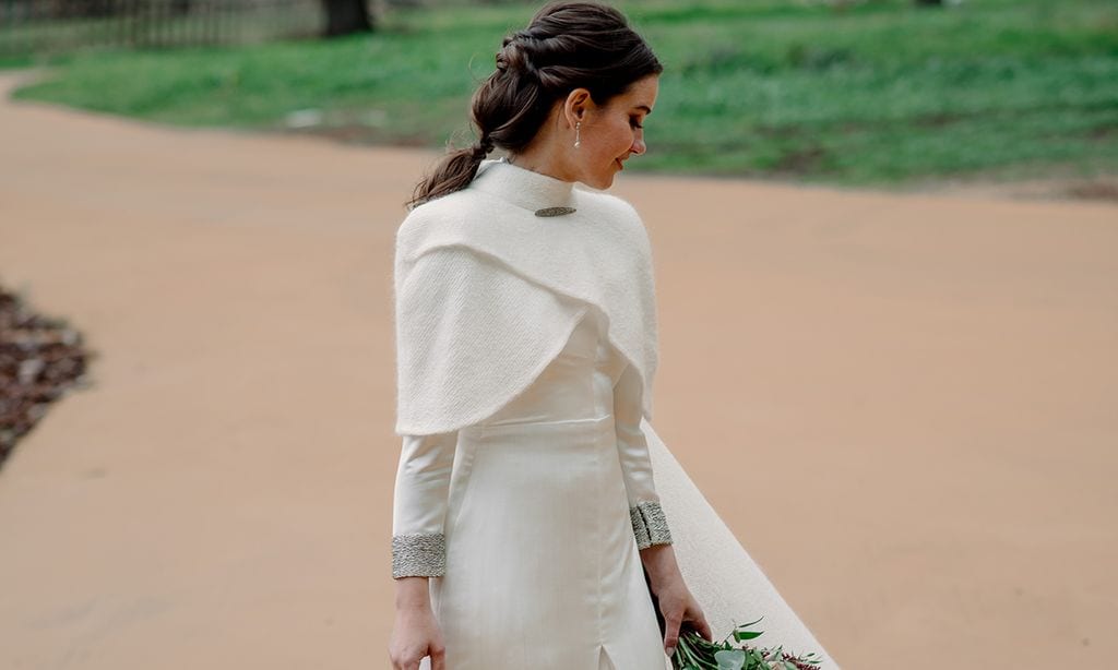 La boda (con lluvia) de Inés, la novia del vestido con capa desmontable que se casó en Madrid