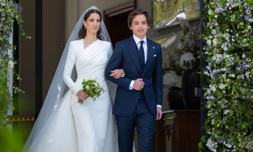 El impresionante vestido de novia de Rajwa Alseif: velo, zapatos planos y una imponente cola