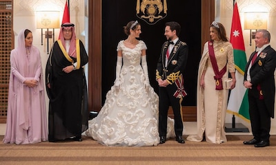 El segundo look nupcial de Rajwa Alseif: un vestido con flores tridimensionales y guantes de ópera