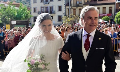 Blanca, hija de Carlos Sainz, una novia velada con vestido clásico y minimalista
