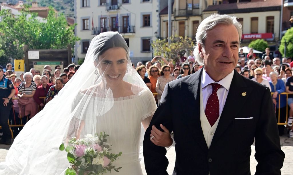 Blanca Sainz el día de su boda con vestido minimalista