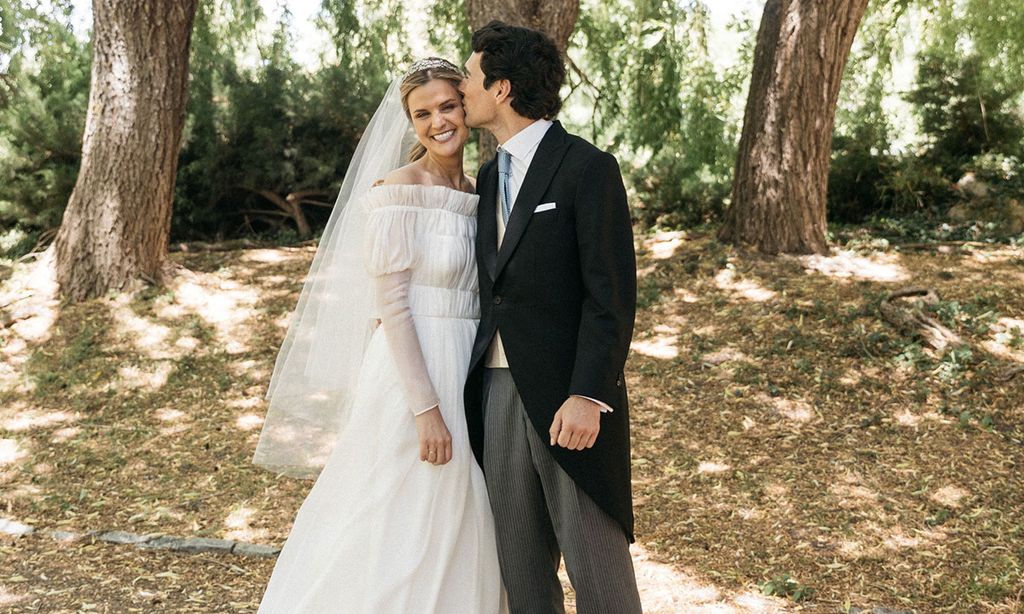 La historia de Rocío, la novia madrileña del vestido con escote Bardot y la diadema familiar