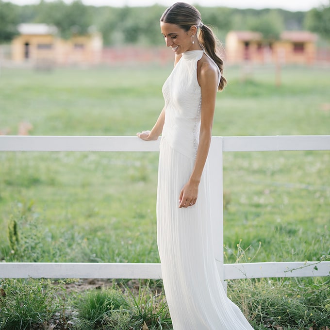 Un vestido de novia plisado, desmontable y con escote 'halter' para la boda de Marta en Toledo