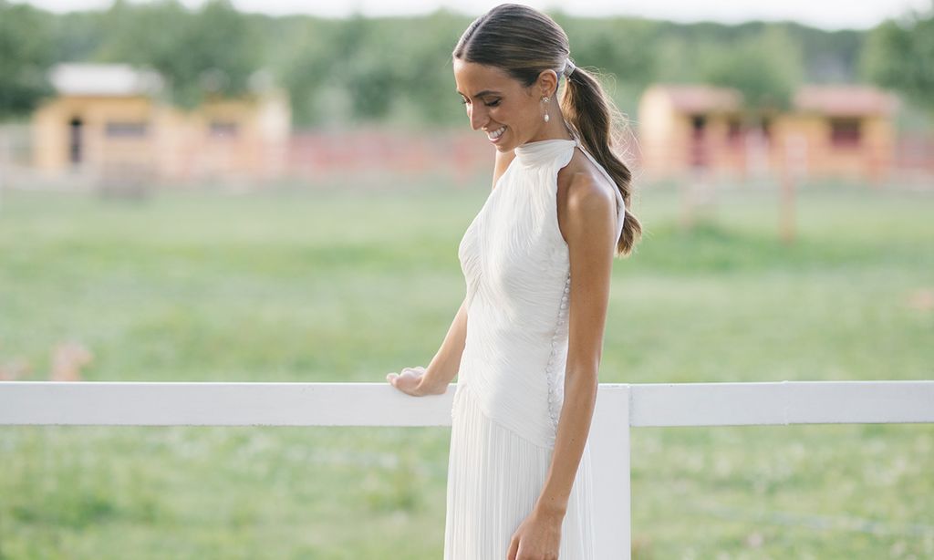 Un vestido de novia plisado, desmontable y con escote 'halter' para la boda de Marta en Toledo