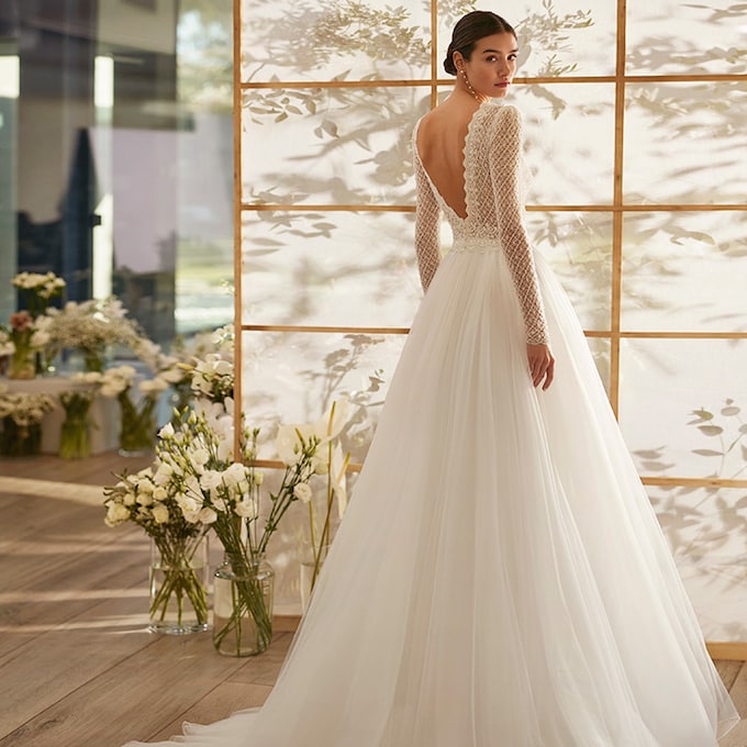 Los vestidos de novia de Rosa Clará para 2024 tienen micropedrería y escotes especiales