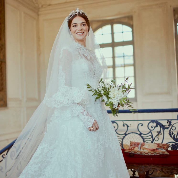 Un diseño español y una decisión solidaria: lo que no sabíamos del vestido de novia de Pélagie de Mac Mahon