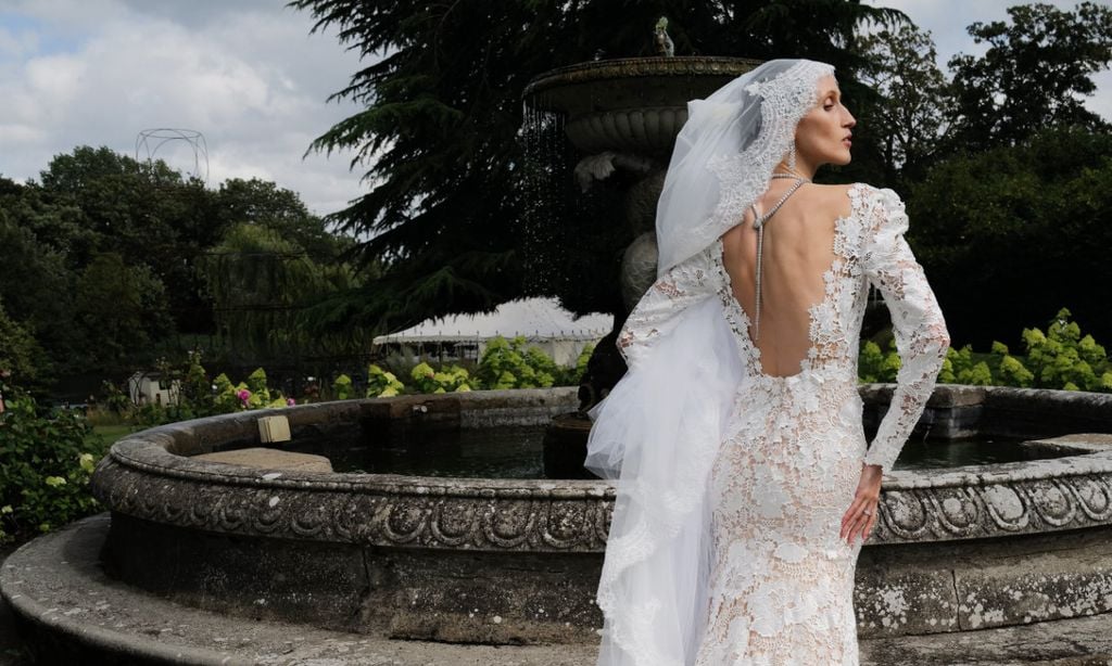 Los dos vestidos (y las maravillosas joyas) de Anna Cleveland en su boda con Jefferson Hack