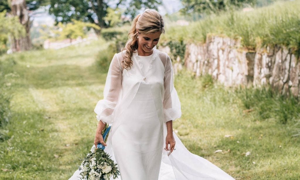 Carla, la novia del vestido desmontable con detalles de organza que se casó en Asturias con su primer amor