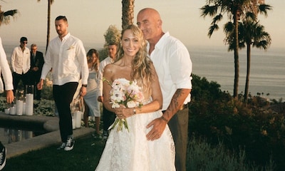 Los dos vestidos de novia de Tish Cyrus: un diseño romántico y un 'slip dress' con drapeados