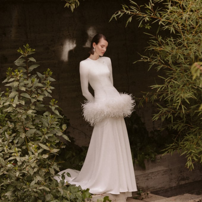 Vestidos sobrios y elegantes para novias que buscan impresionar desde el minimalismo, lo nuevo de Luis Infantes