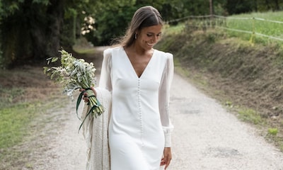 Un vestido de novia sencillo y una cola bordada: la elección de Macarena para su boda en Santoña