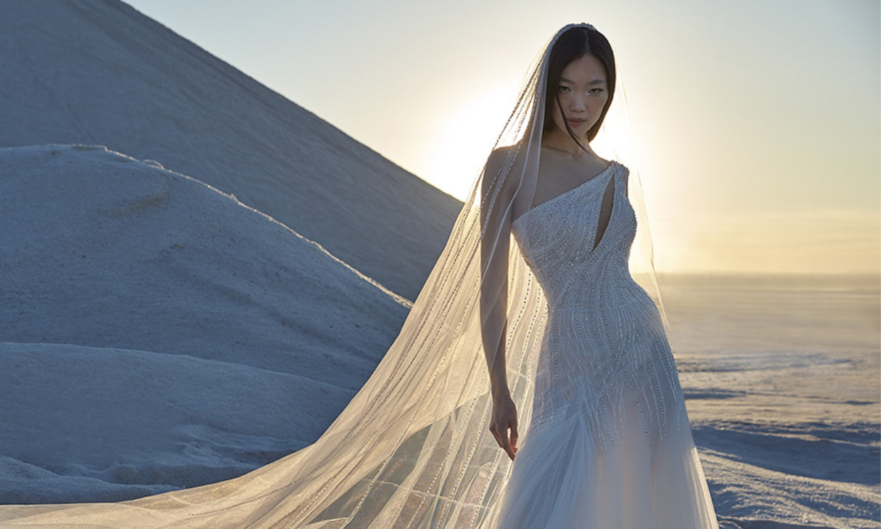 Los vestidos de novia de Alta Costura de Pronovias están llenos de escotes especiales