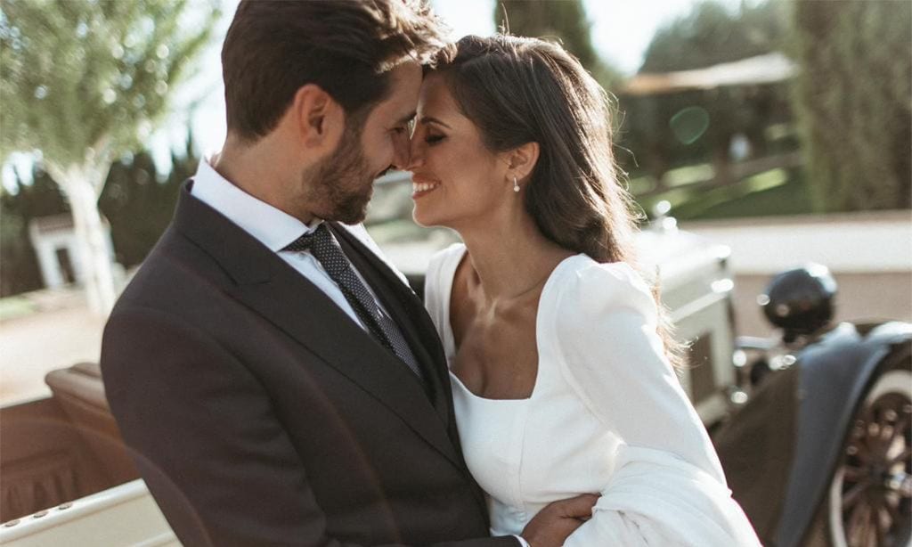 Un vestido de novia sencillo con homenaje a su madre, la elección de Elisabeth para su boda en Granada