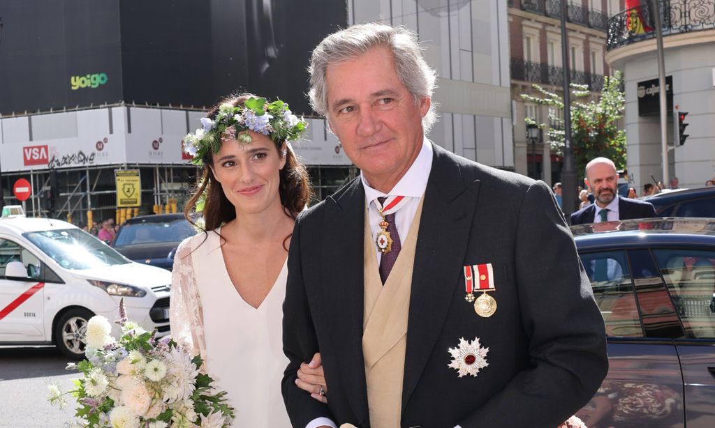 Clotilde Entrecanales, hija del presidente de Acciona, elige un romántico look nupcial con corona de flores
