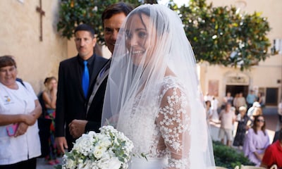 Carolina Monje, una novia velada con vestido de encaje floral en su boda con Álex Lopera