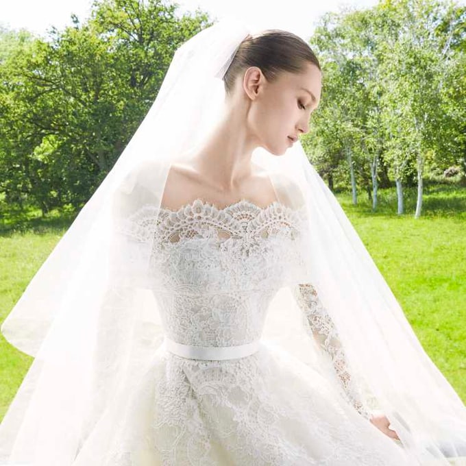 Los vestidos de novia de Elie Saab para 2024 están llenos de brillos y de siluetas hiperfemeninas
