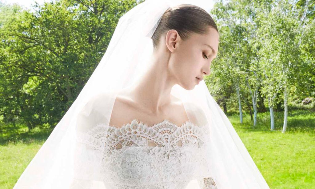 Los vestidos de novia de Elie Saab para 2024 están llenos de brillos y de siluetas hiperfemeninas