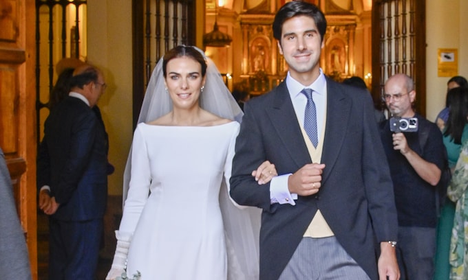 Carlota Mayor Bastida se casa con un vestido de escote 'Meghan Markle' y cola de tul