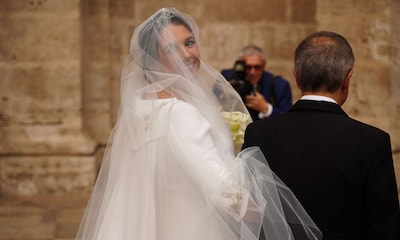 Los bordados, la tiara y todos los detalles del look de novia de Carolina Torío Ballester