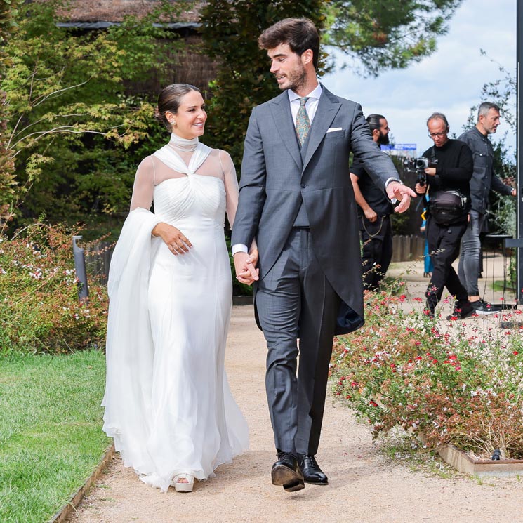 Al detalle, los dos looks de novia de Marta Pombo: un vestido 'suspiro' y un diseño de flores de cristal