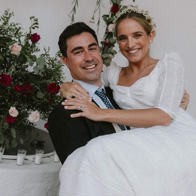 Blanca eligió un vestido de novia romántico y un tocado 'vintage' para su boda en Sevilla