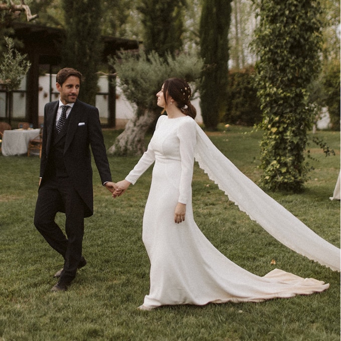 Un vestido de novia sencillo y una capa de gasa: la elección de Lourdes para su boda en Granada