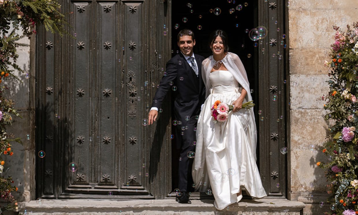 Un vestido palabra de honor y con capa para Andrea, la novia que se casó en Cantabria