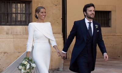 La historia de Ana, la novia del vestido minimalista con semicapa que celebró su boda en Oviedo
