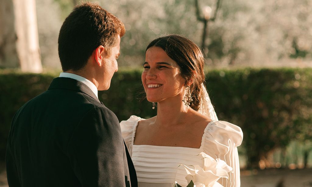 La boda en Toledo de Victoria, la novia del vestido sencillo con detalles especiales y mantilla