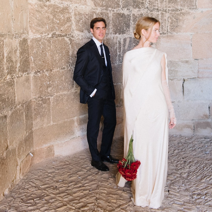 Un vestido sencillo en tono marfil, la elección de Elena para su boda en un pequeño pueblo de Teruel