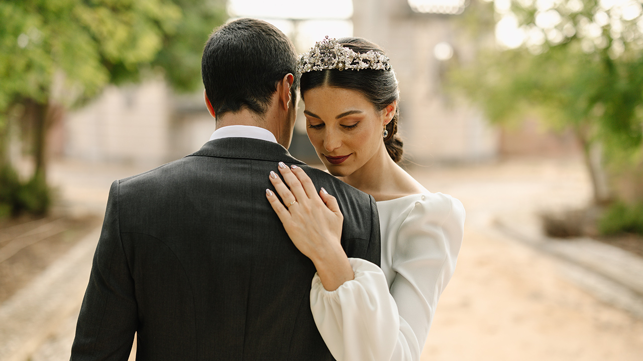 La historia de María, la novia que se casó en Huelva con un vestido de escote barco y tiara familiar