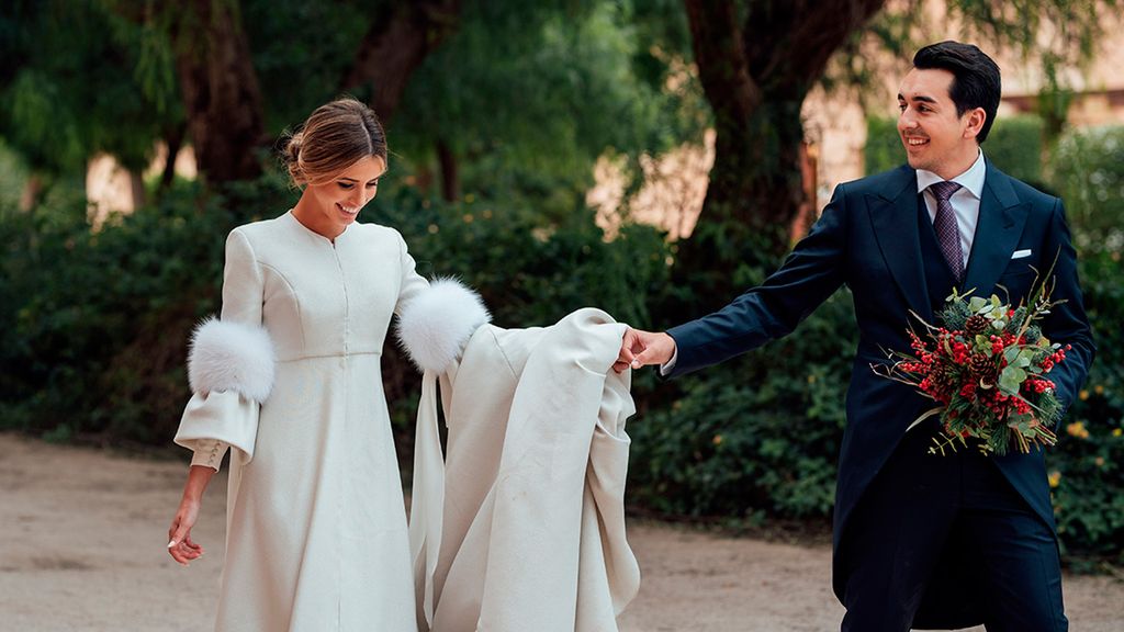 Las novias con abrigo que nos inspiran con sus looks virales para una boda de invierno
