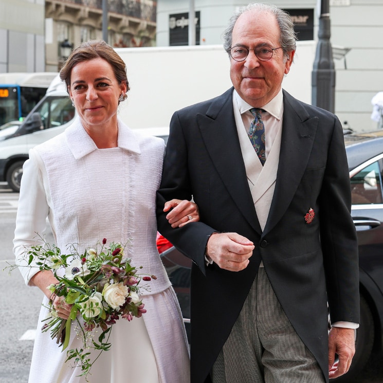 El sencillo look de novia de Ina Morenés, un vestido desmontable con chaleco de 'tweed'