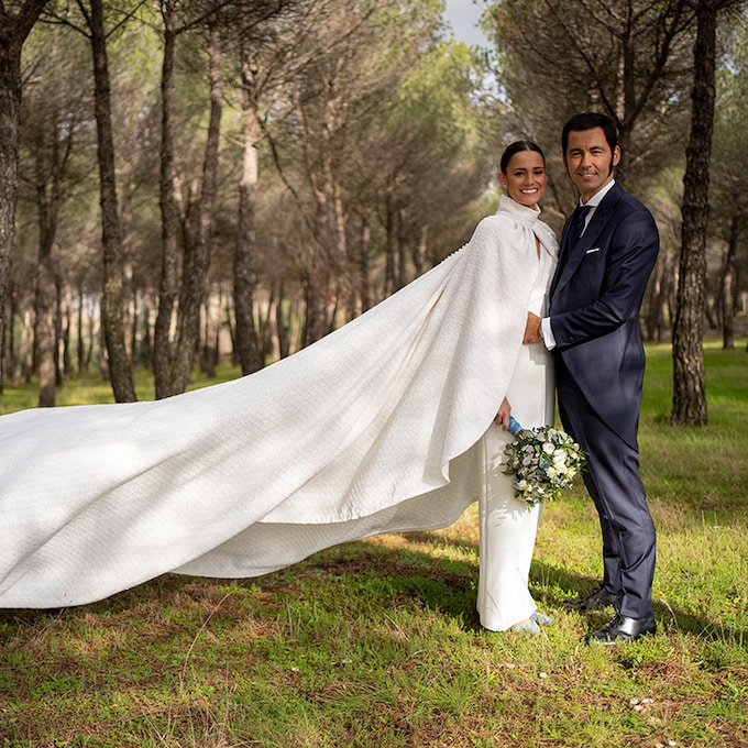 Ana, la novia asturiana que se casó en Madrid con una larga capa y vestido sencillo