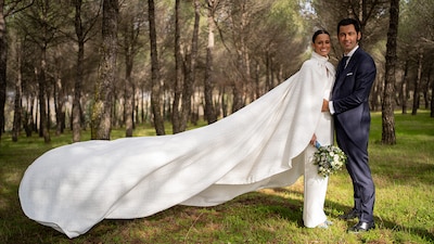 Ana, la novia asturiana que se casó en Madrid con una larga capa y vestido sencillo