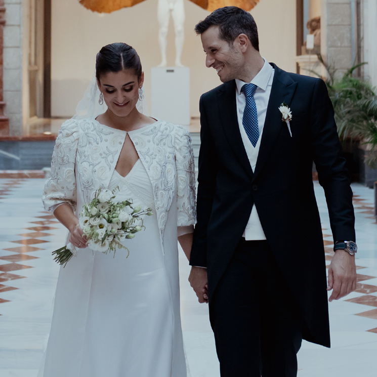 Inés, la novia murciana del abrigo bordado hecho con el vestido de su madre