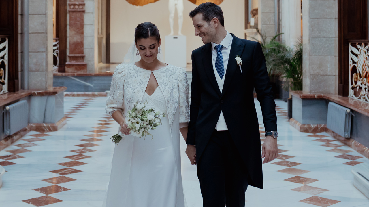 Inés, la novia murciana del abrigo bordado hecho con el vestido de su madre