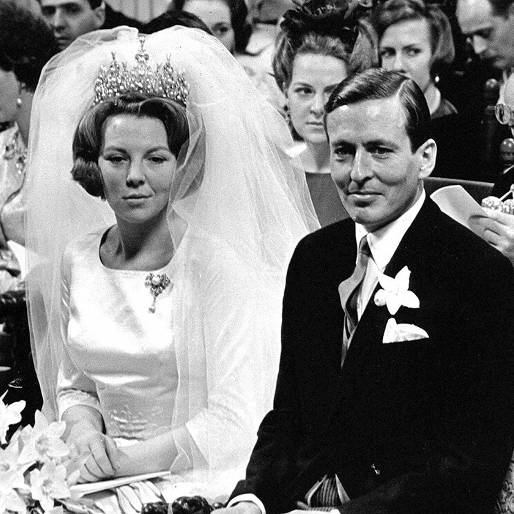 Recordamos la boda de la reina Beatriz de Países Bajos: un amor prohibido y el vestido que diseñó ella misma